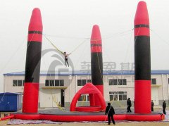 大型三柱充氣蹦極氣模運(yùn)動(dòng)設(shè)施廠家價(jià)格