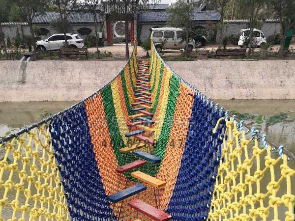 v型橋鋼絲繩網(wǎng)吊橋游樂設施