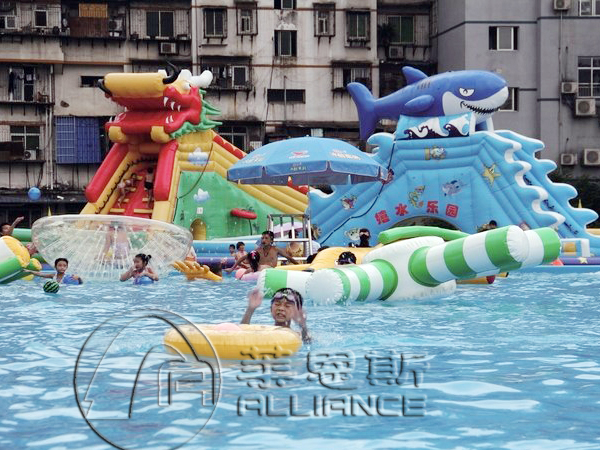 充氣水上樂(lè)園